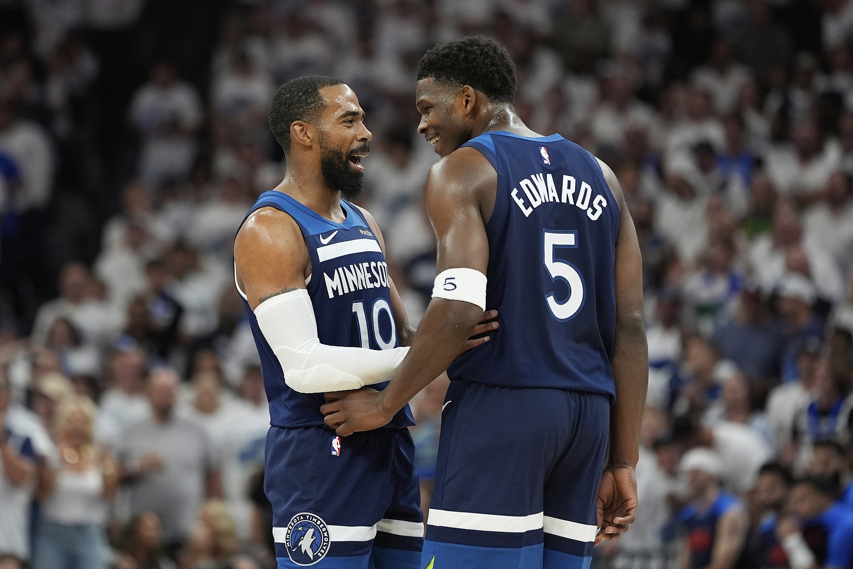 世界杯直播下载-爱德华兹:听说康利还能回来&我真的希望这能发生 我们想要他回来